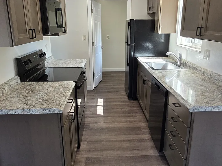 1025 Cedar Way #4 — Photo 4