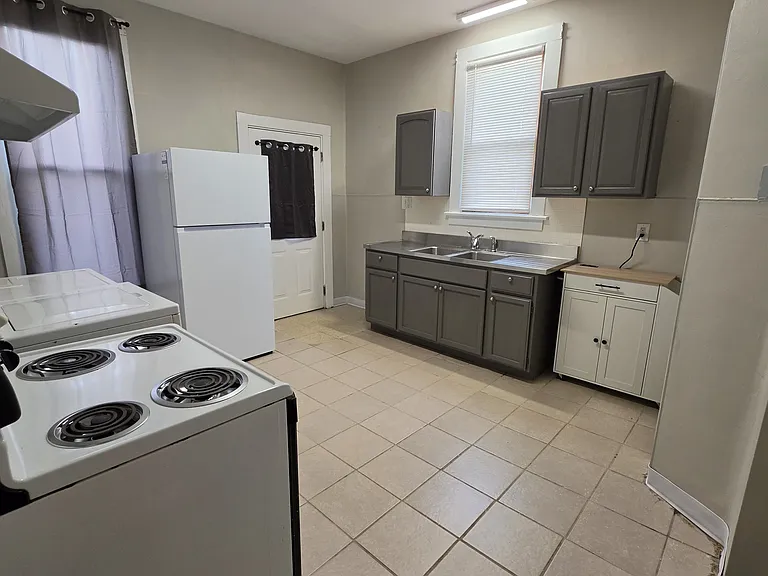 900 E Walnut St — Photo 2