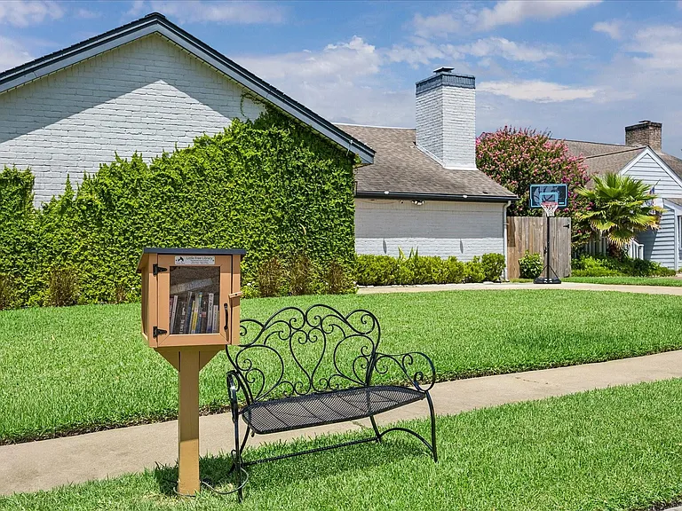 11646 Manor Park Dr — Photo 33