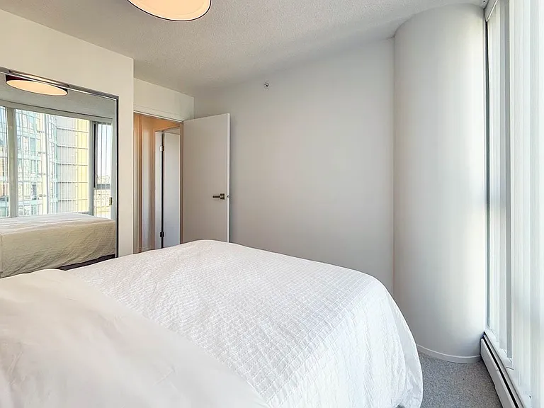 1383 Marinaside Cres #1702 — Photo 32