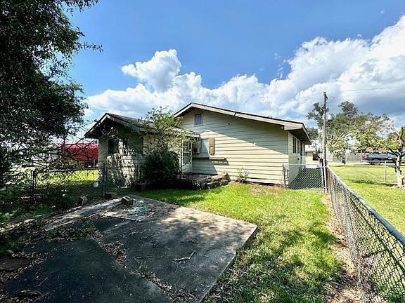3rd image of 111 Lyndenwood Dr