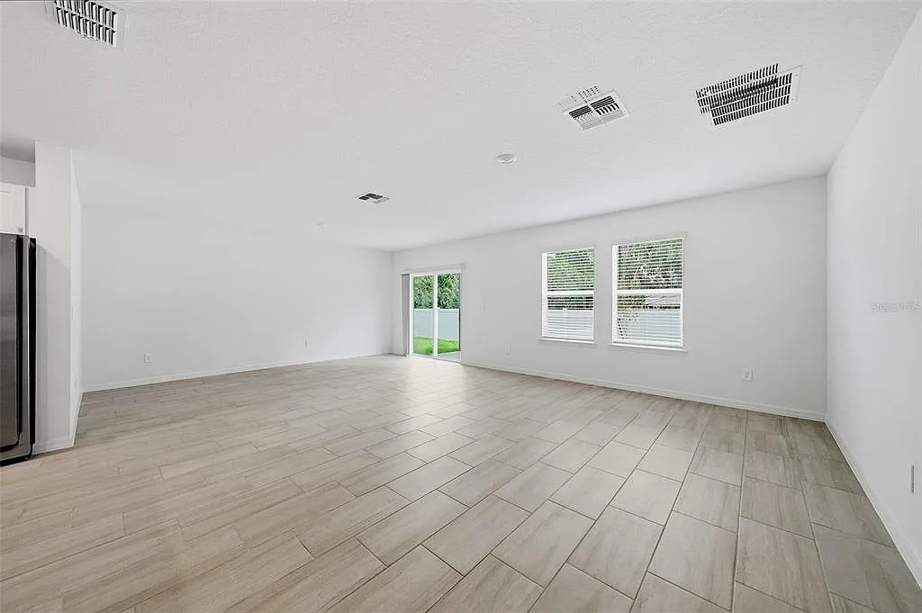 6 bed, 3.0 bath, 3326 sqft, $3,500 — Photo 4