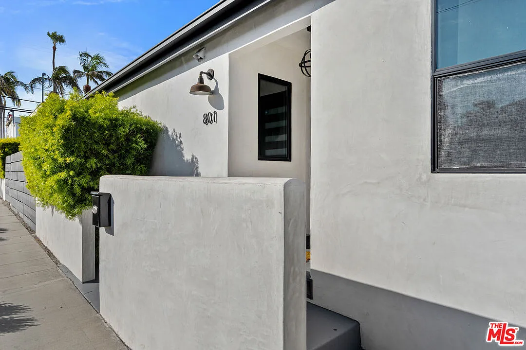 2 bed, 2.0 bath, 1102 sqft, $8,500 — Photo 3