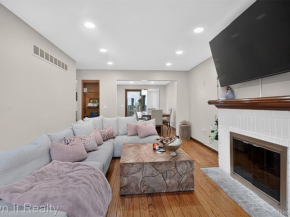 5th image of 718 S Military St