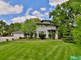 920 Cedardale Rd, Papillion, NE 68046