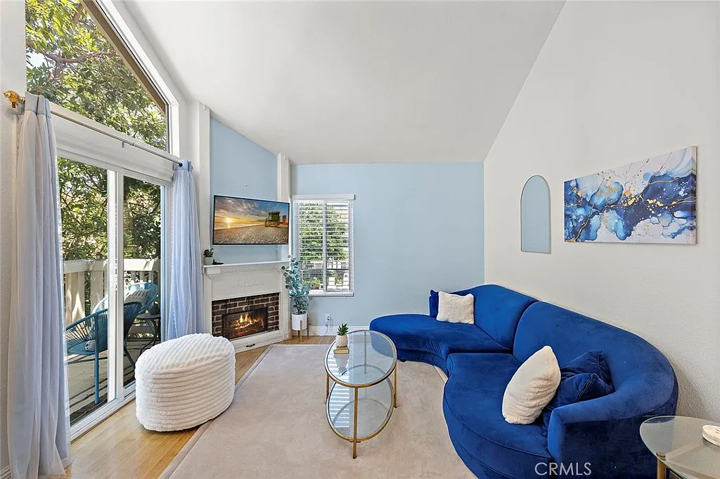 2 bed, 2.0 bath, 954 sqft, $2,995 — Photo 3