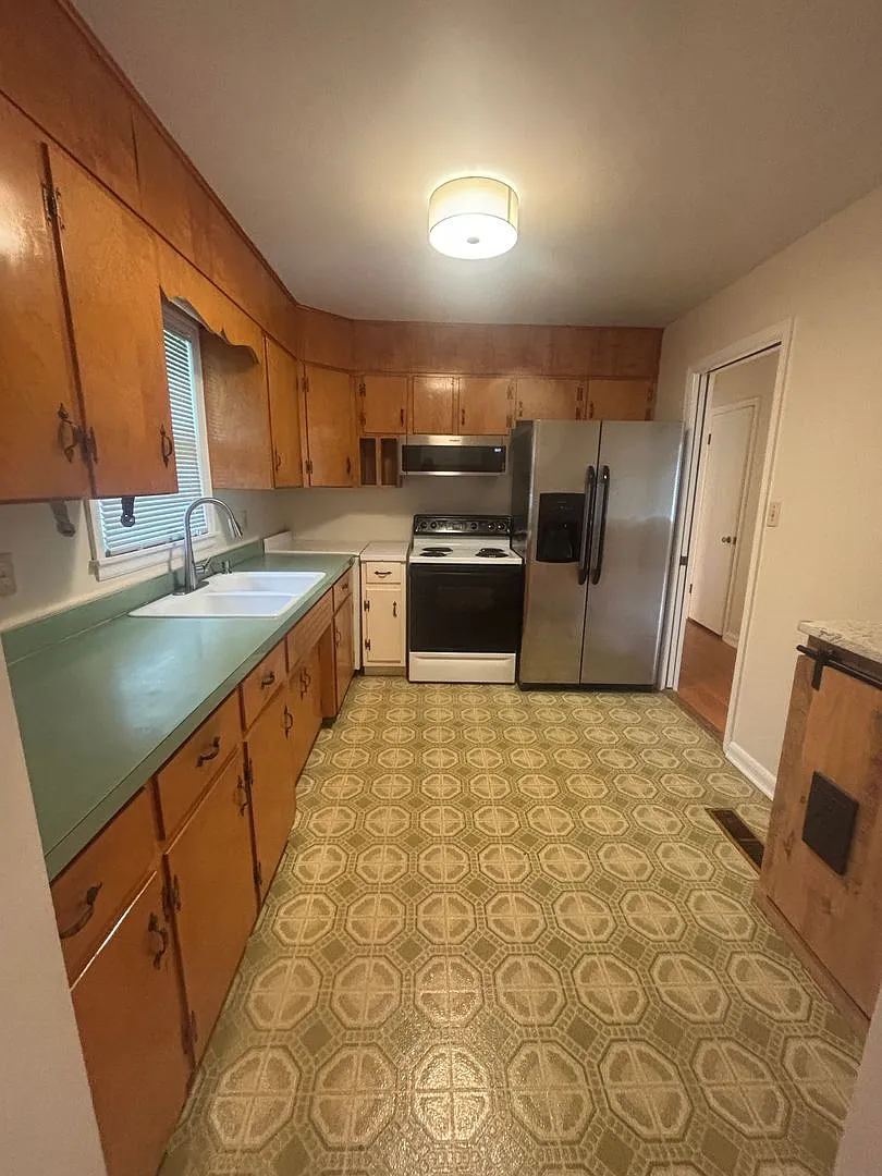 Welcome home to comfort and charm — Photo 3
