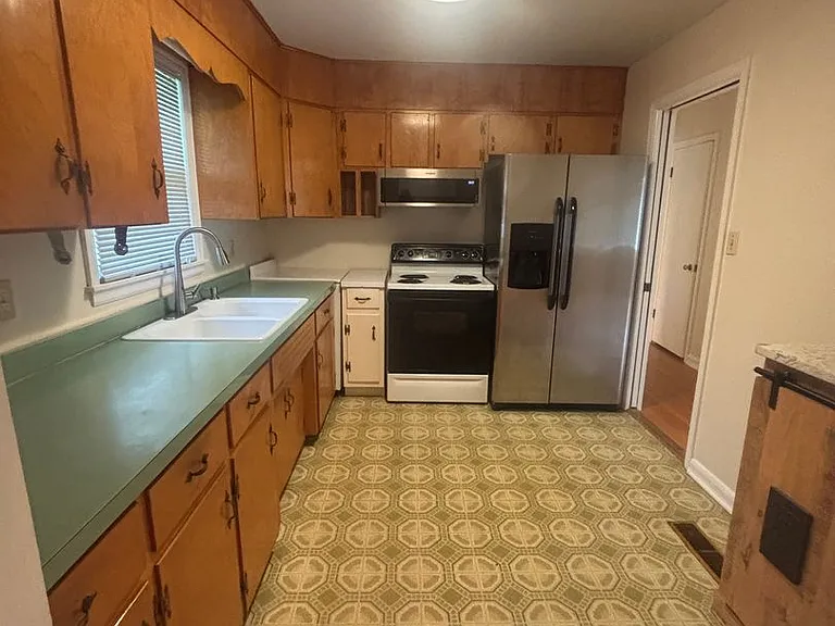 1805 Stevens Dr NE — Photo 3