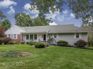 10 Ramapo Ln, Upper Saddle River, NJ 07458