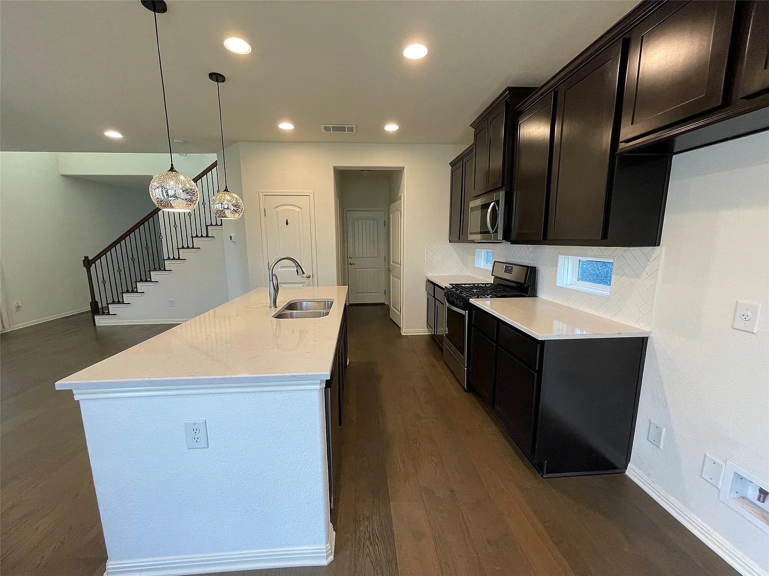 3 bed, 2.5 bath, 1795 sqft, $1,900 — Photo 3