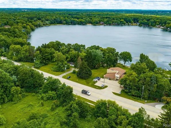 11034 Grand River Rd, Brighton, MI 48116