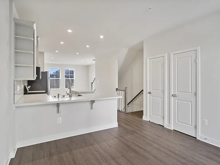 837 Lennox St — Photo 5