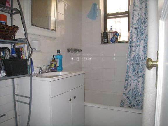 4th image of 30-79 33rd St #4DD