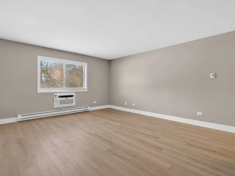 Lakeside Village Apartments — Photo 52
