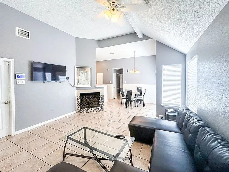 18579 N Lyford Dr — Photo 3