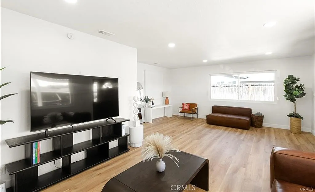 3 bed, 1197 sqft, $3,200 — Photo 3