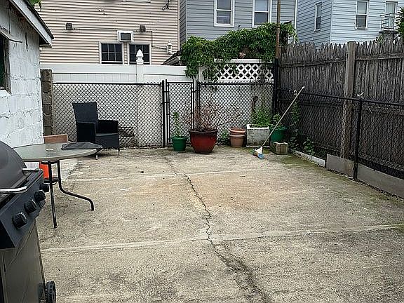 4th image of 383 N 10th St