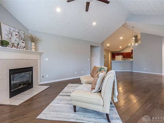 4th image of 683 Sagamon Dr