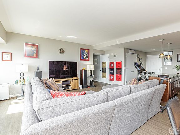 5th image of 110 Somerset St APT 2212