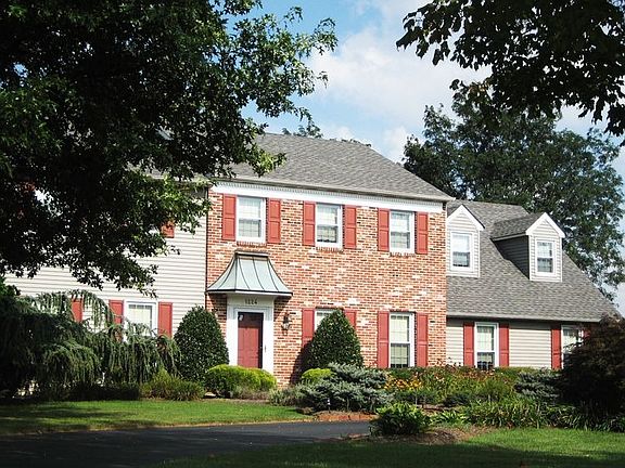 Exterior Front with circular drive