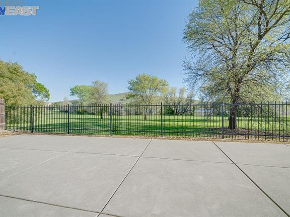 2nd image of 2856 Rebecca Dr