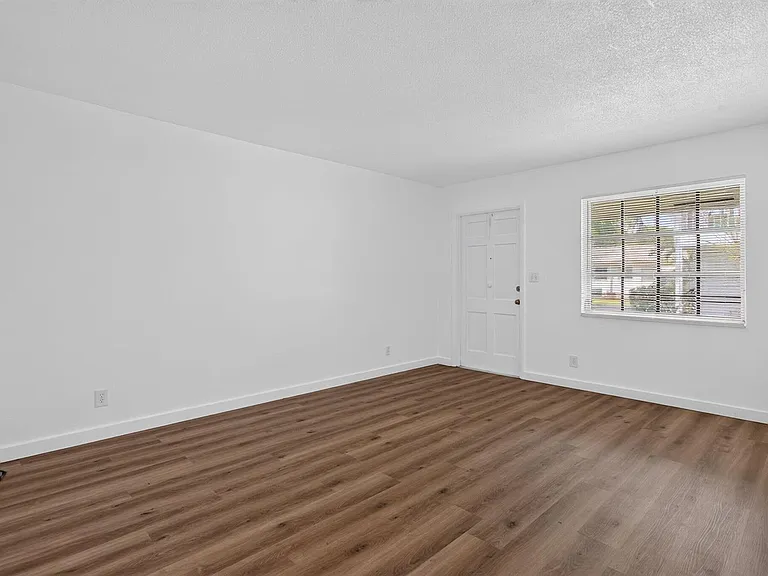 2391 NE 11th Ct — Photo 10