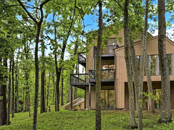 1309 Wildwood Ln, Mahomet, IL 61853