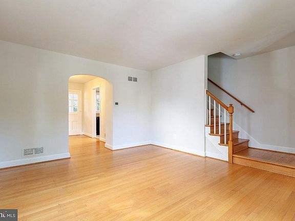 4th image of 21 E Oak St #A