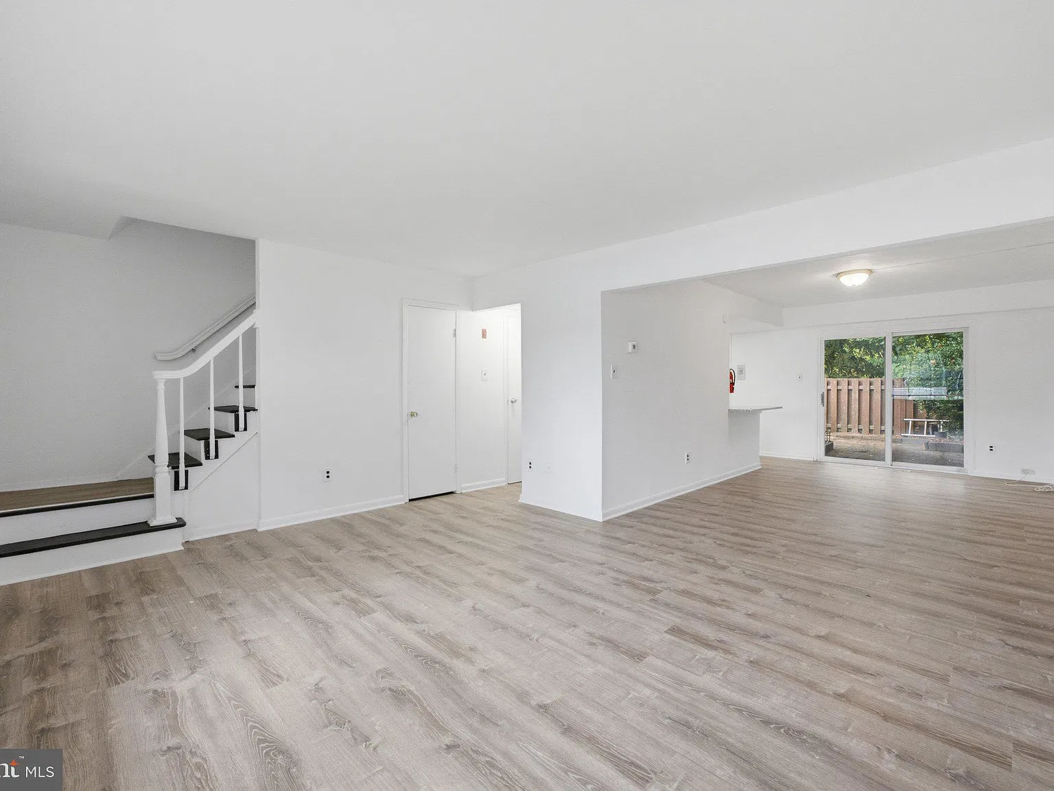 2 bed, 1.5 bath, 1270 sqft, $2,400 — Photo 3