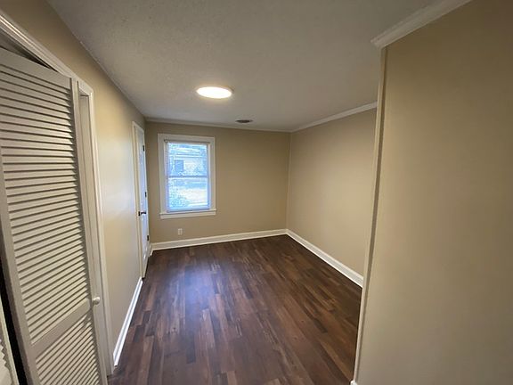 5th image of 404 E Academy St