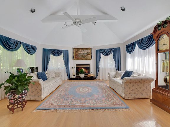4th image of 31 Red Creek Cir