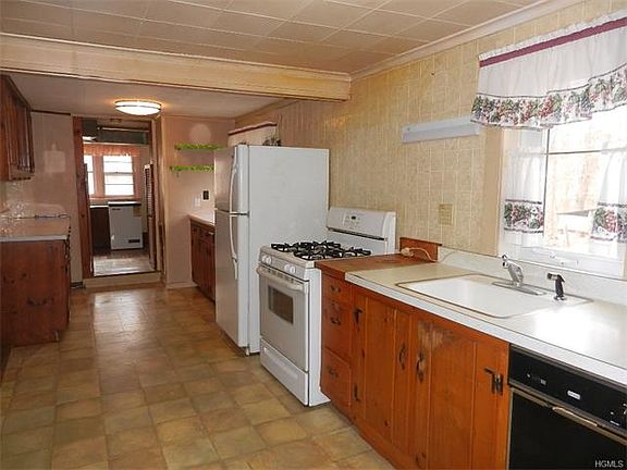 3rd image of 32 Wood Ln