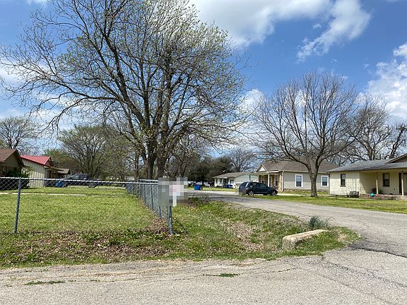 5th image of 204 E Court Ave