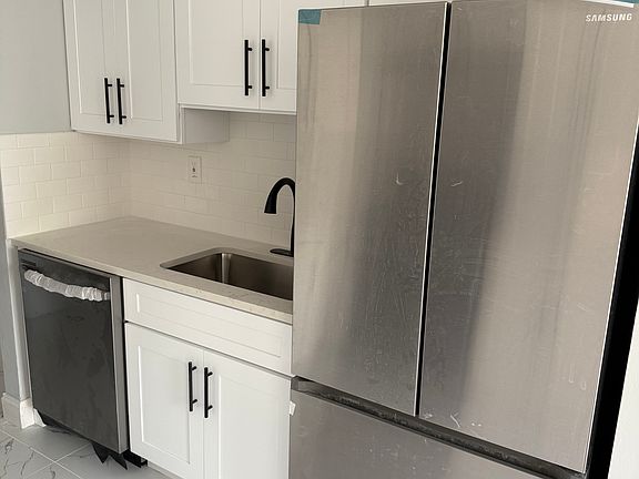 4th image of 1008 Hidden Village Dr