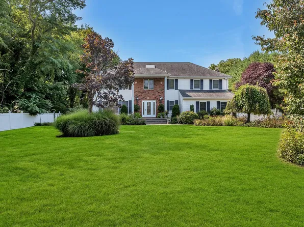 14 Gracie Ct, Bayport, NY 11705