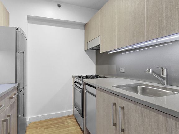 5th image of 101 W 15th St APT 210