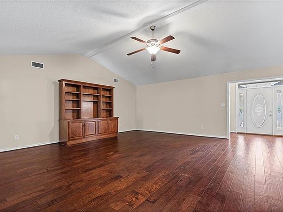 2nd image of 4465 Pine Ave