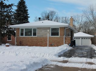 643 Hibbard Rd, Wilmette, IL 60091