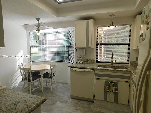 4th image of 612 SE Crescent Ave