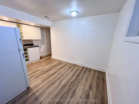5th image of 564 Blackthorn Ave