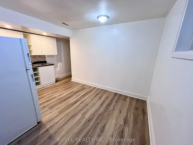 564 Blackthorn Ave #LOWER — Photo 3