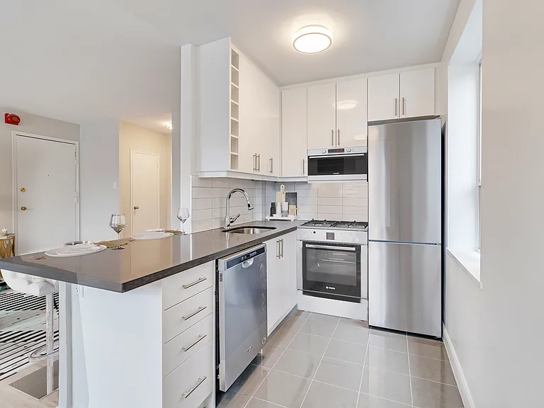153 Ranleigh Ave — Photo 7