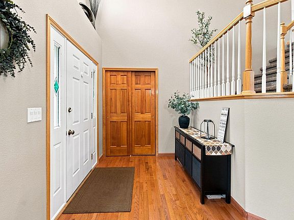 3rd image of 2833 Stonehaven Dr
