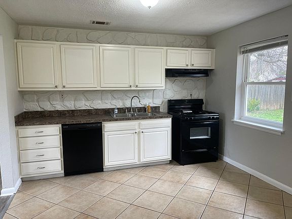 3rd image of 1008 Sharon Dr
