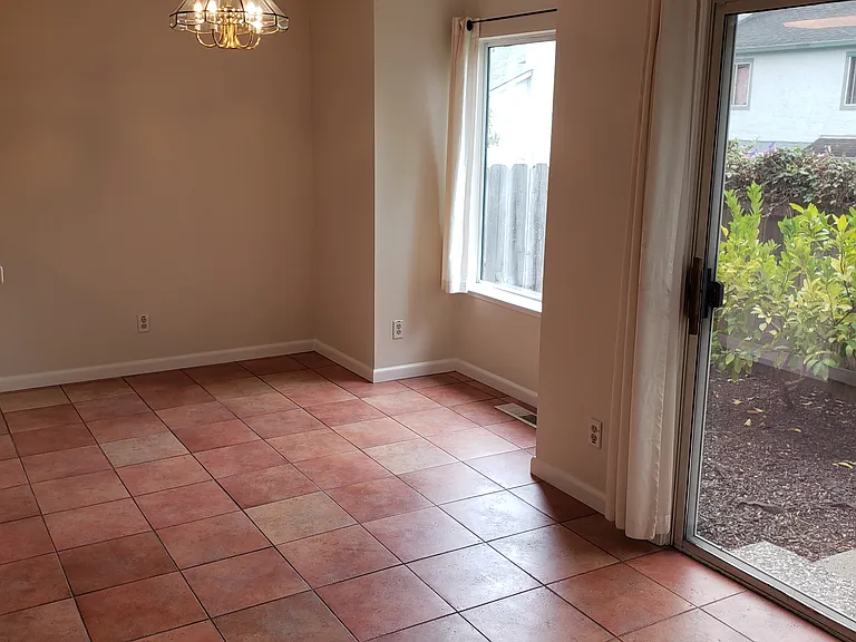 2566 Valerie Ct — Photo 6