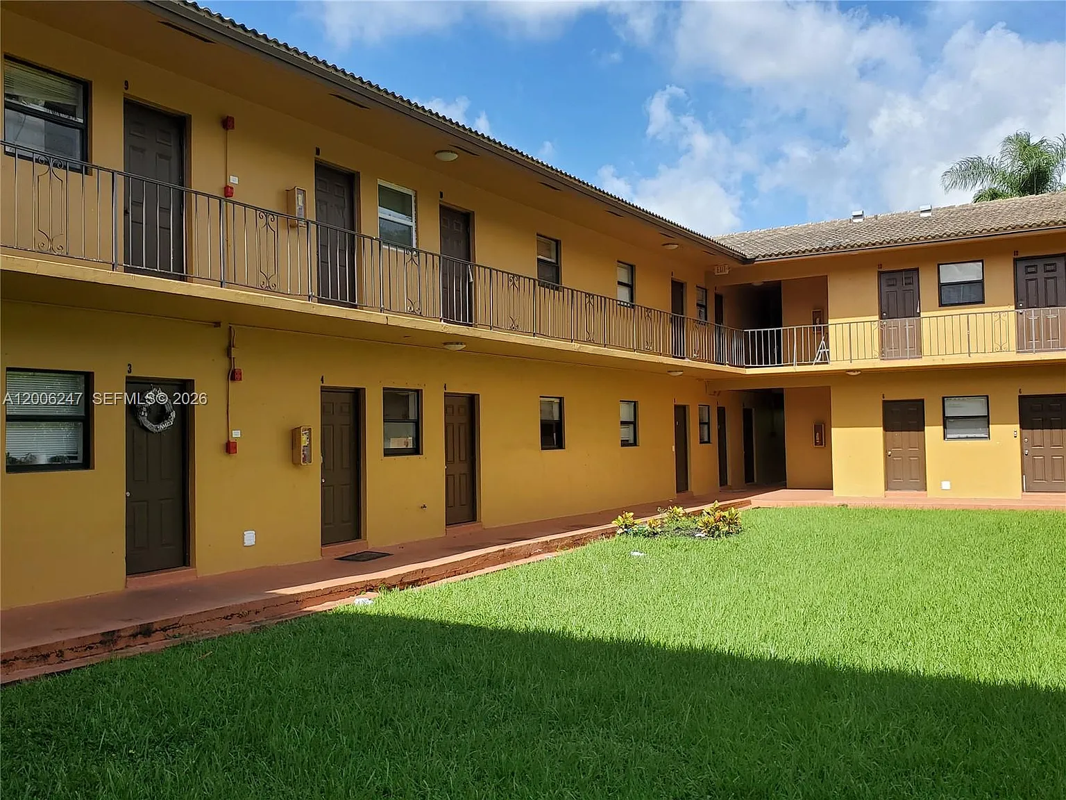 Hampshire Villas Condo — Photo 2