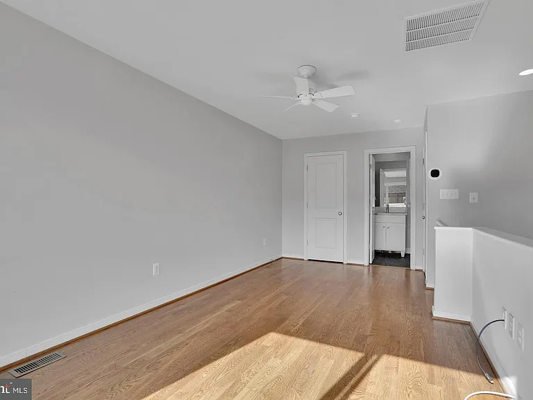 909 5th St SE — Photo 17