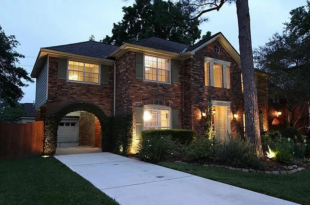 4 bed, 2.5 bath, 2330 sqft, $2,500 — Photo 1