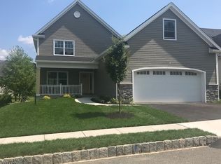 89 Bluffs Ct, Hamburg, NJ 07419