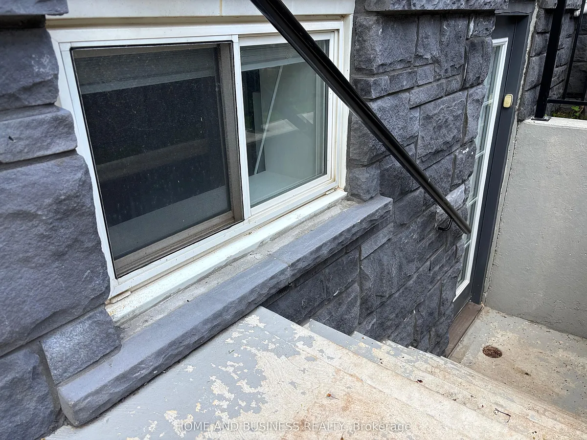 Photo 2 of 15 - 5651 Turney Dr #BASEMENT - Mississauga, ON Building Photo - 5651 Turney Dr #BASEMENT